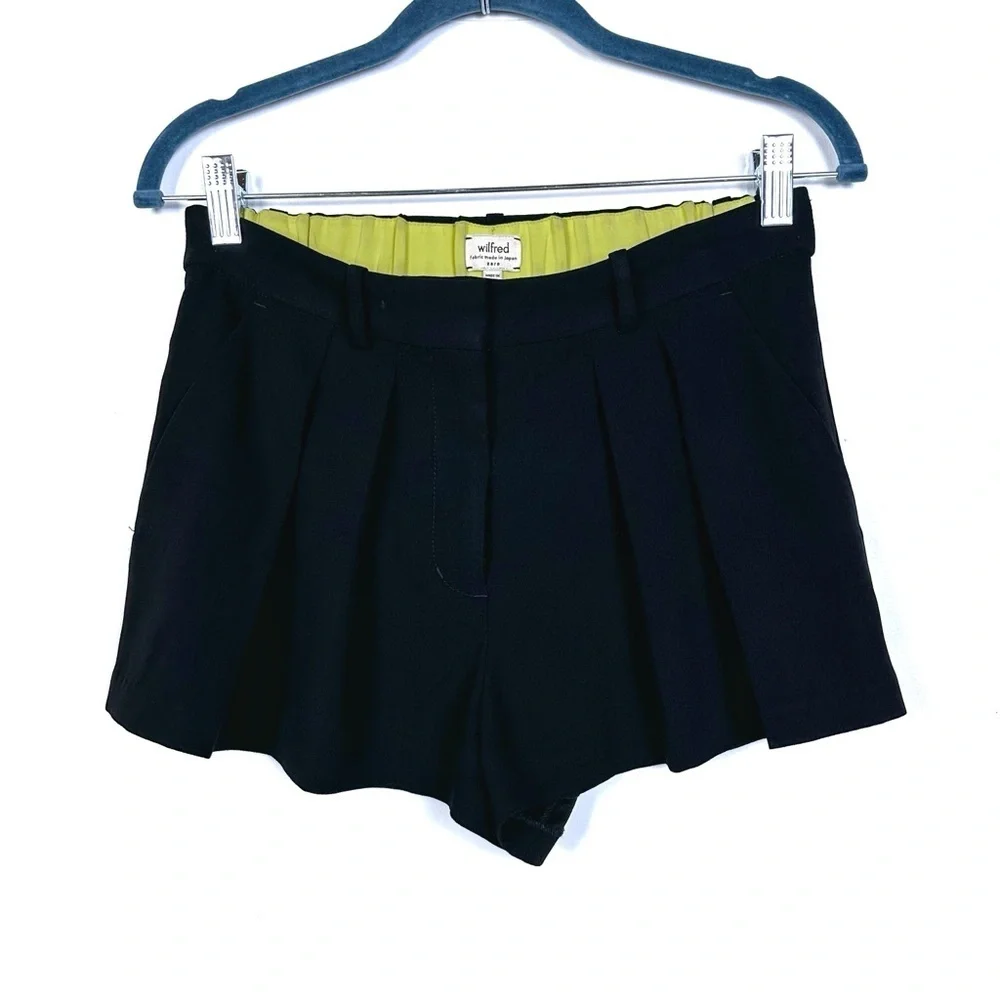 Aritzia WILFRED Japanese Crepe Shorts Pleats in Black Size 0 / W/26